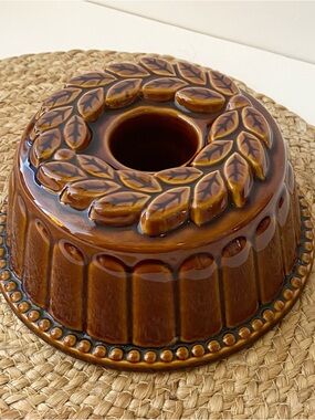 VINTAGE Glazed Debossed Leaf Pottery Bundt Cake Pan/Jello Mold 6”